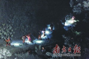 千名救援人员进山筑起“截火带” 佛山高明山火已得到控制