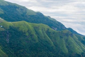 徒步江西武功山，10万亩草甸在高山之巅绵延不绝，宛如人间仙境