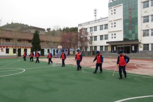 “硬核突击队”两当消防主动为学校进行防疫消杀